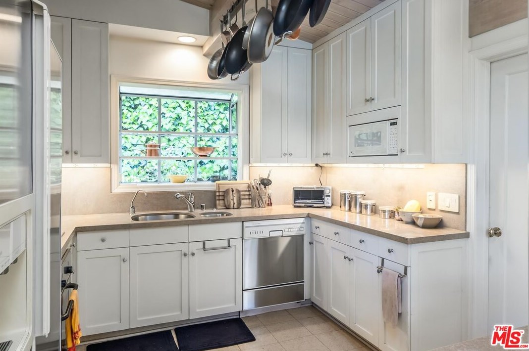 2430 Rinconia Dr, Los Angeles CA  90068-2222 exterior