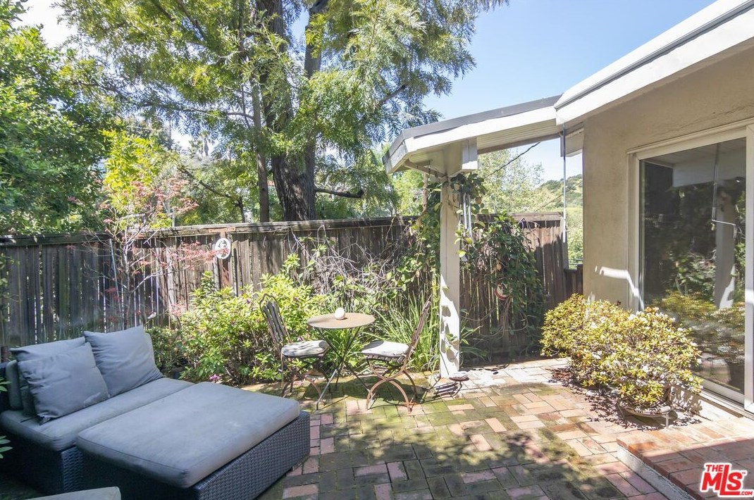 2430 Rinconia Dr, Los Angeles CA  90068-2222 exterior