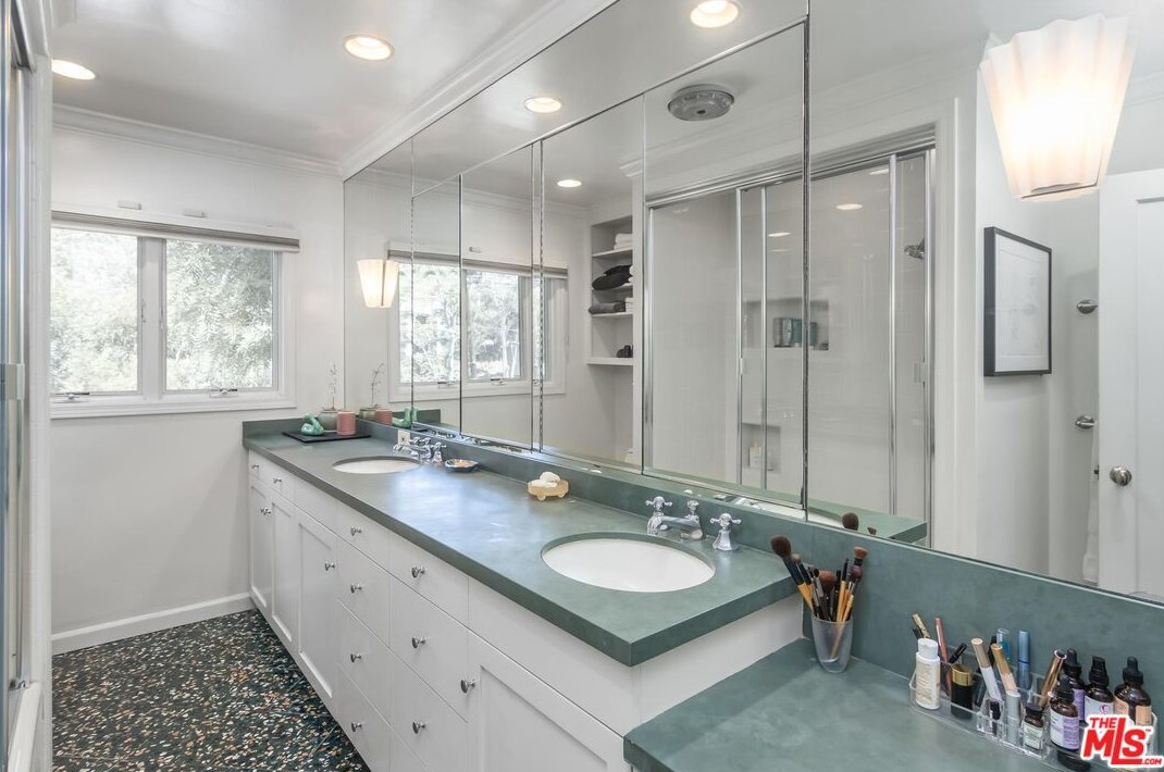 2430 Rinconia Dr, Los Angeles CA  90068-2222 exterior