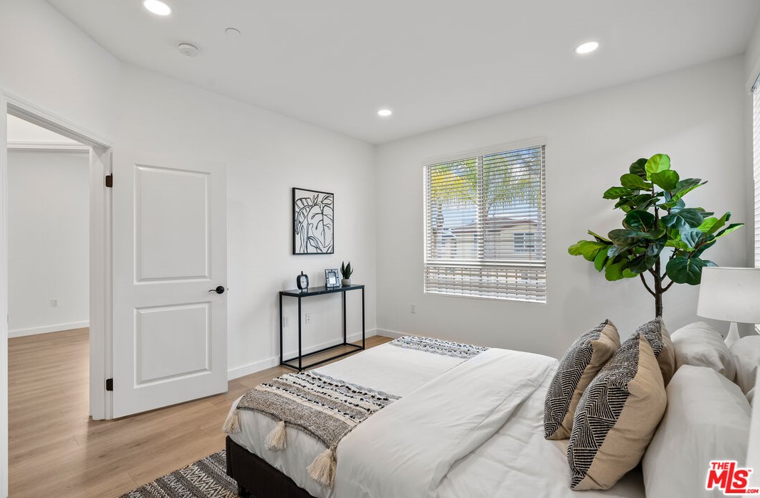 2596 Griffith Ct, Hawthorne CA  90250-1662 exterior