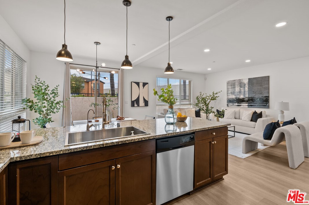 2596 Griffith Ct, Hawthorne CA  90250-1662 exterior