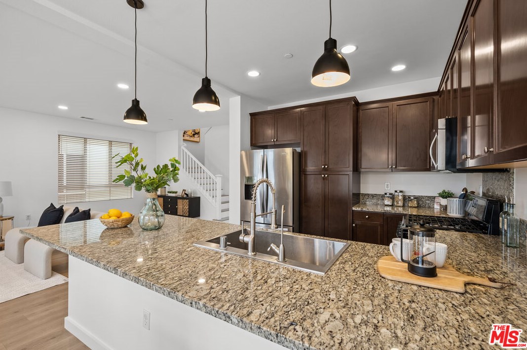 2596 Griffith Ct, Hawthorne CA  90250-1662 exterior