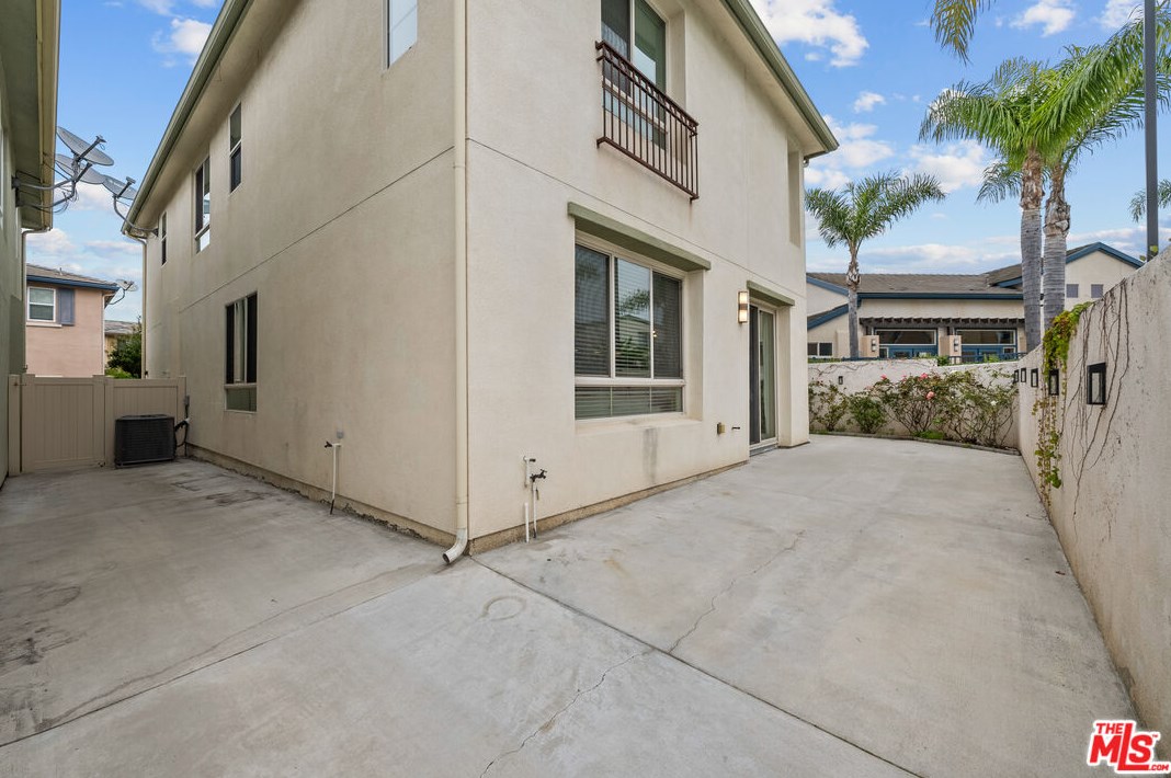 2596 Griffith Ct, Hawthorne CA  90250-1662 exterior