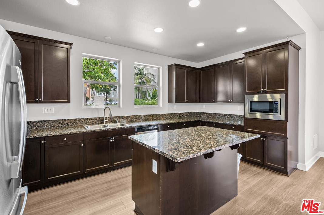 2596 Griffith Ct, Hawthorne CA  90250-1662 exterior