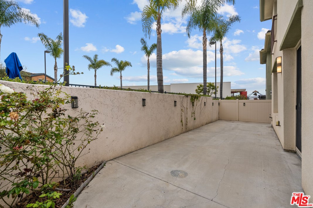 2596 Griffith Ct, Hawthorne CA  90250-1662 exterior