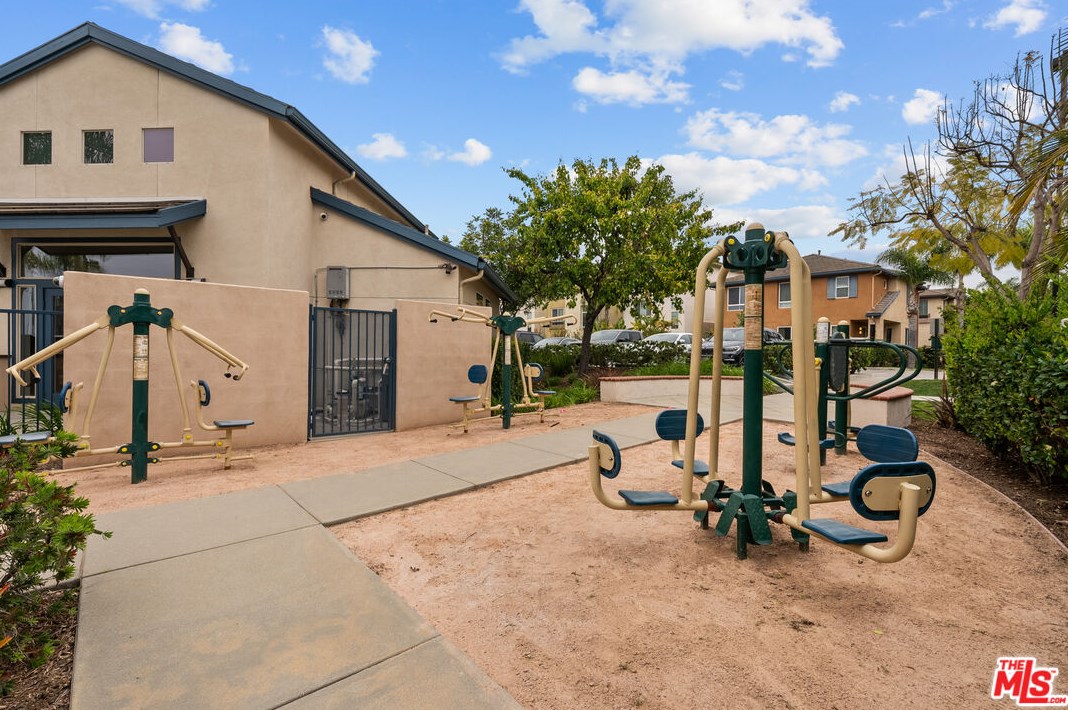 2596 Griffith Ct, Hawthorne CA  90250-1662 exterior