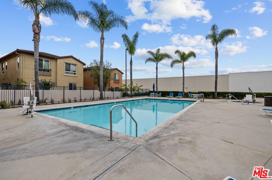 2596 Griffith Ct, Hawthorne CA  90250-1662 exterior