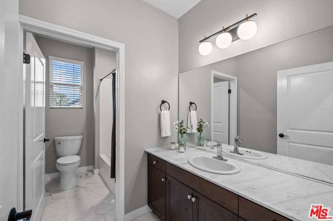 2596 Griffith Ct, Hawthorne CA  90250-1662 exterior