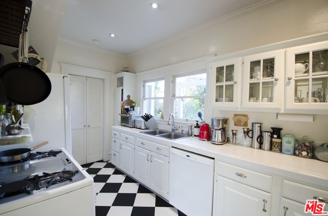 540 Gower St, Los Angeles CA  90004-1302 exterior