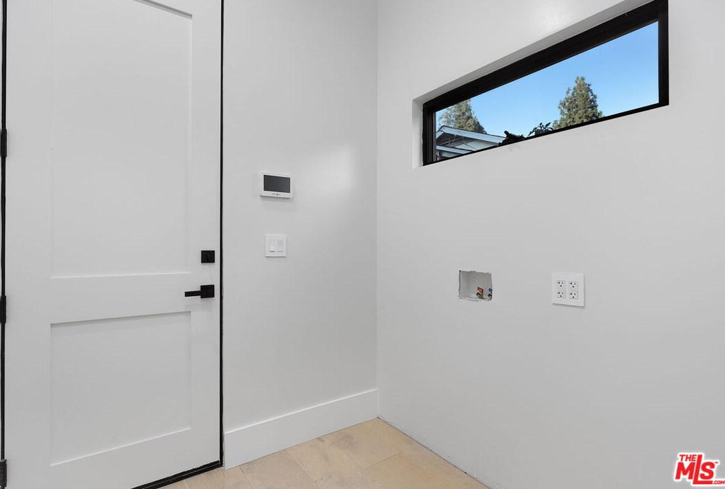 15442 Camarillo St, Van Nuys CA  91403-1039 exterior