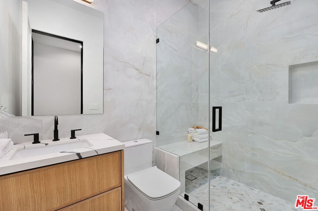 15442 Camarillo St, Van Nuys CA  91403-1039 exterior