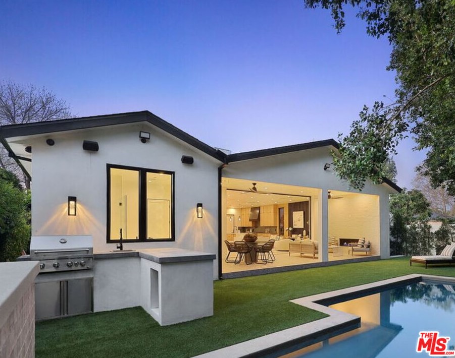 15442 Camarillo St, Van Nuys CA  91403-1039 exterior