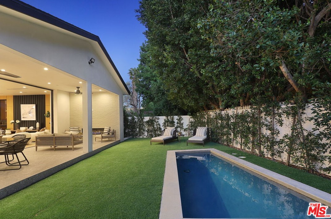 15442 Camarillo St, Van Nuys CA  91403-1039 exterior