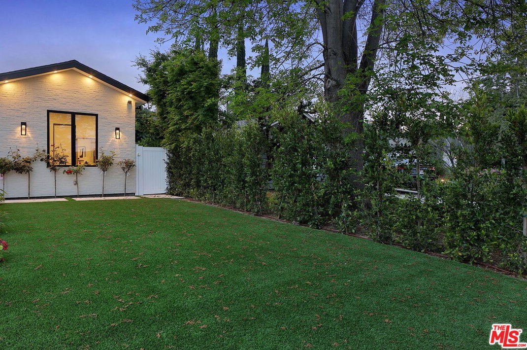 15442 Camarillo St, Van Nuys CA  91403-1039 exterior