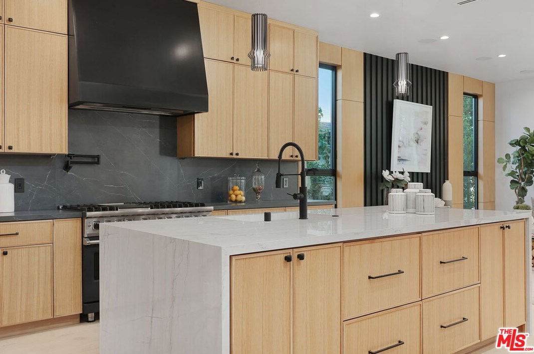 15442 Camarillo St, Van Nuys CA  91403-1039 exterior
