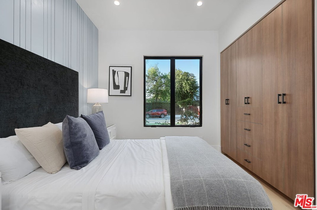 15442 Camarillo St, Van Nuys CA  91403-1039 exterior