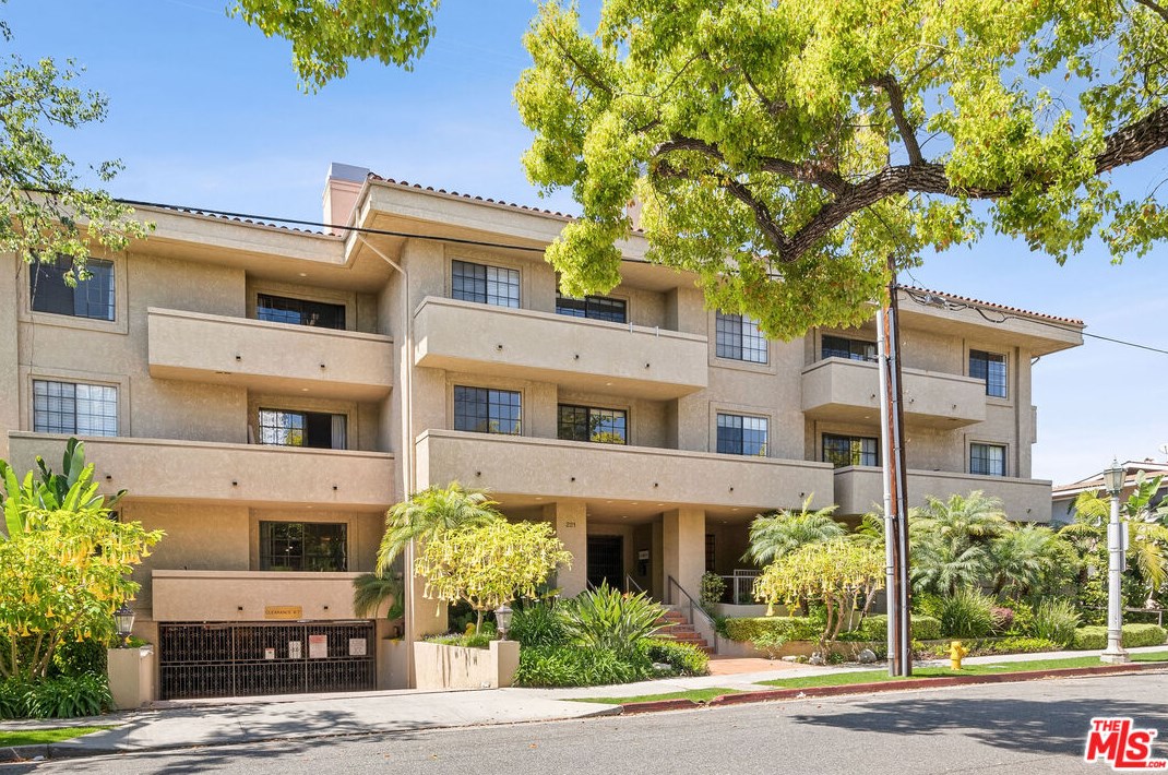 221 Oak Knoll Ave, Pasadena CA  91101-4301 exterior