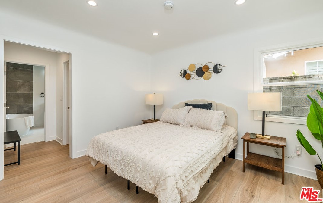 7807 Naylor Ave, Los Angeles CA  90045-2908 exterior