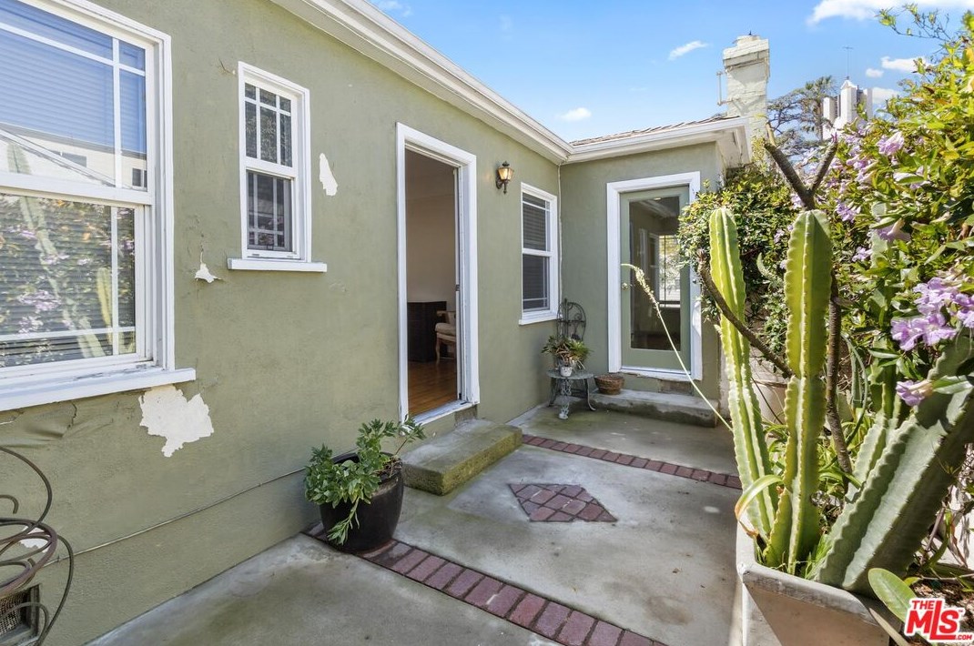 2440 Colby Ave, Los Angeles CA  90064-3004 exterior