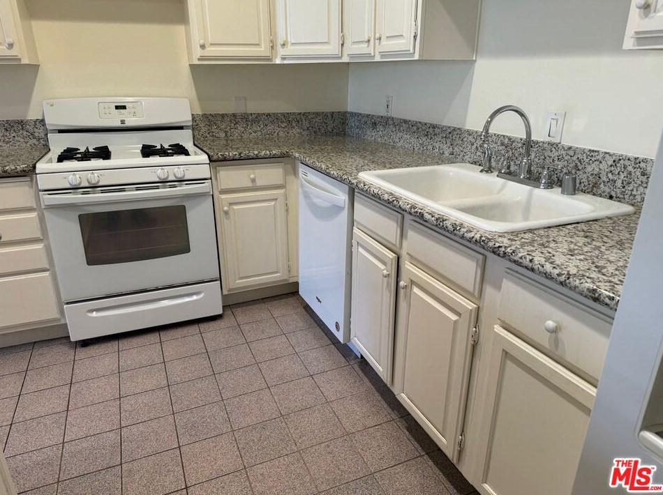 1064 Shenandoah St, Los Angeles CA  90035-2185 exterior