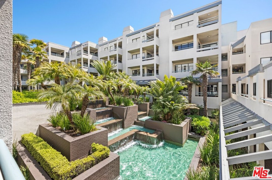 122 Ocean Park Blvd, Santa Monica CA  90405-3562 exterior