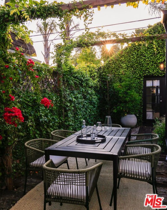 1249 Carmona Ave, Los Angeles CA  90019-2531 exterior