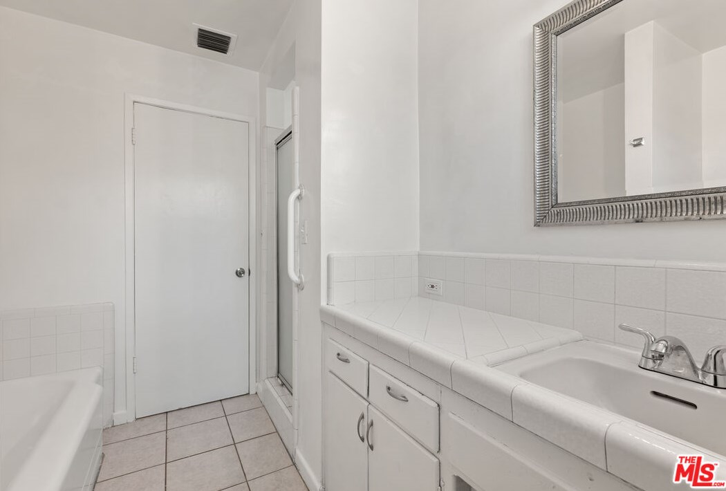 44025 Date Ave, Lancaster CA  93534-4425 exterior