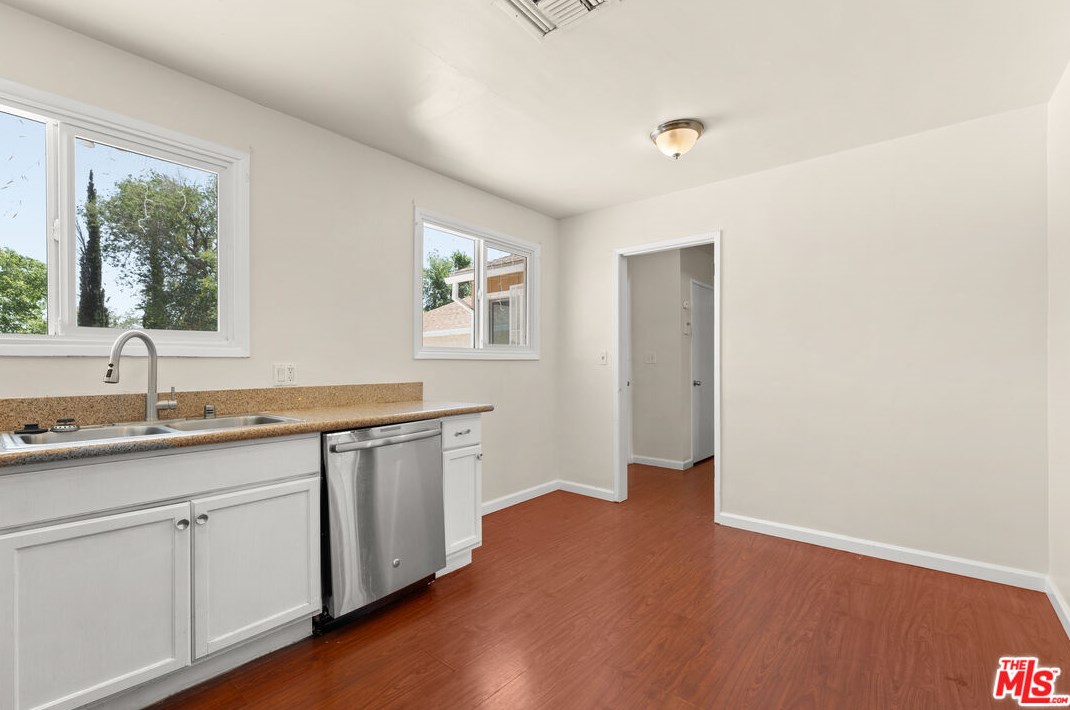 44025 Date Ave, Lancaster CA  93534-4425 exterior