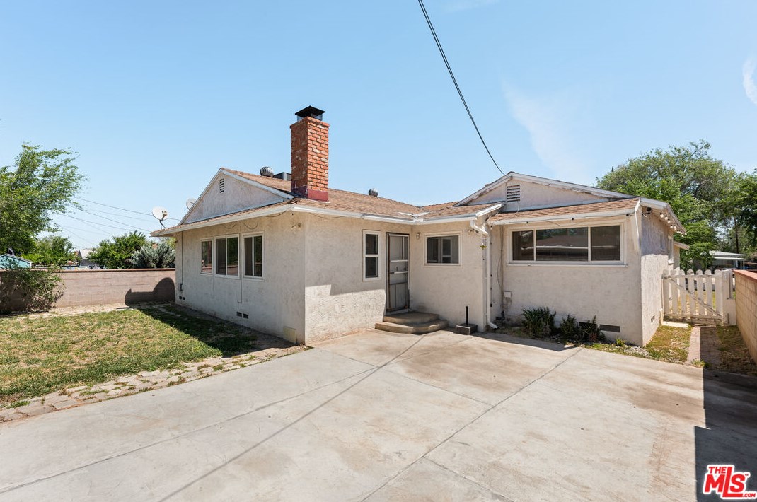 44025 Date Ave, Lancaster CA  93534-4425 exterior