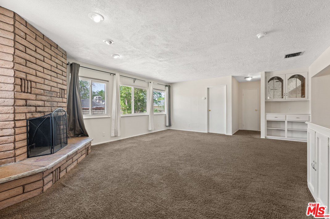 44025 Date Ave, Lancaster CA  93534-4425 exterior