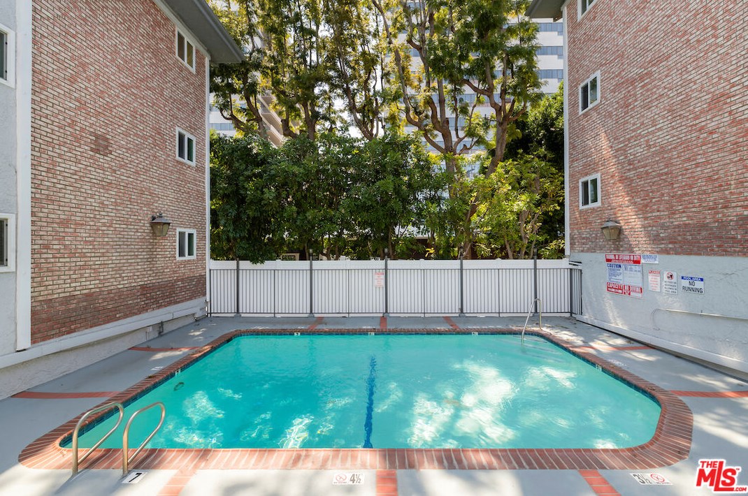 1262 Barrington Ave, Los Angeles CA  90025-1656 exterior