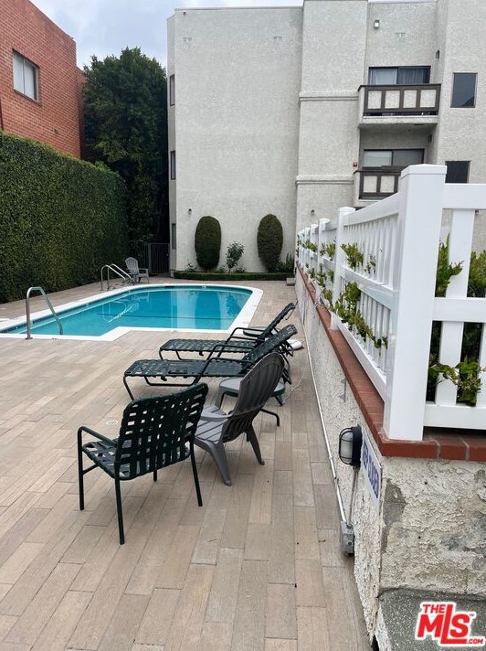 17914 Magnolia Blvd, Van Nuys CA  91316-3306 exterior