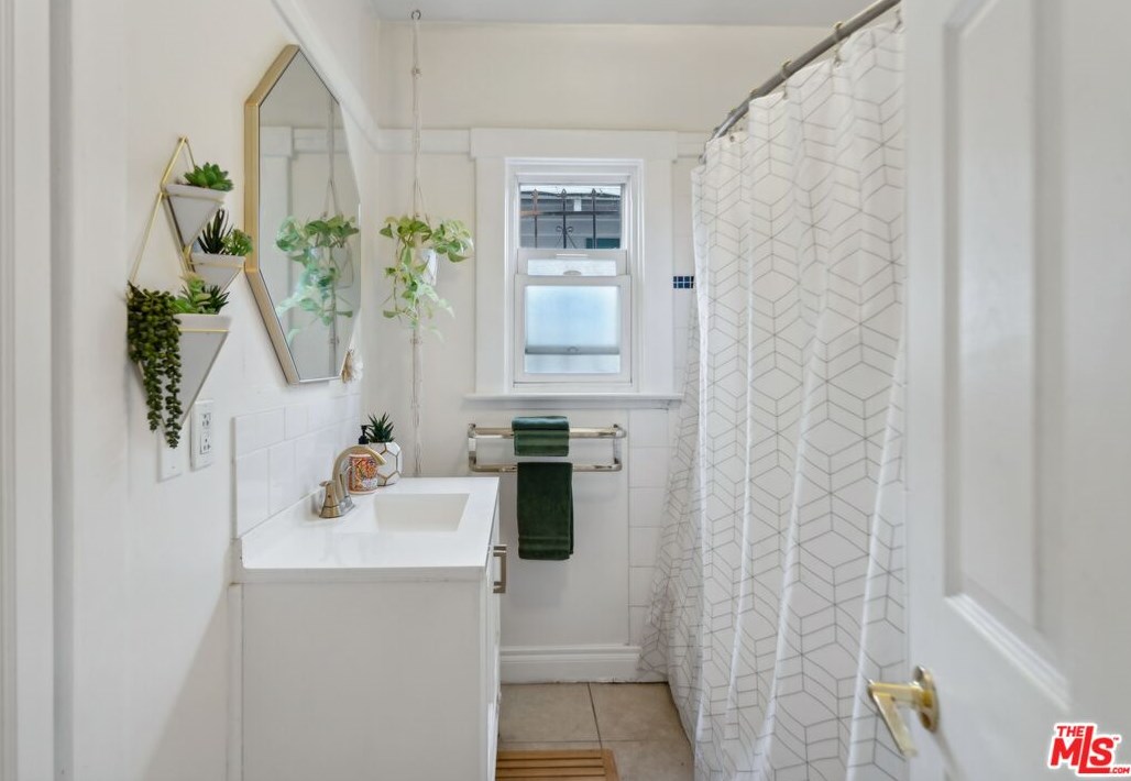 1457 35th St, Los Angeles CA  90018-3930 exterior