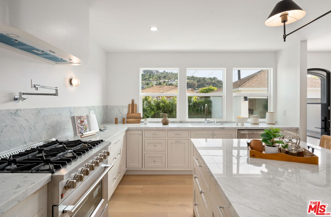 5742 Fallsgrove St, Los Angeles CA  90016-5029 exterior