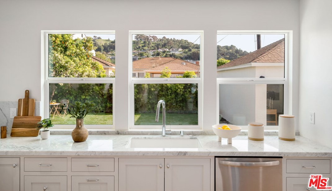 5742 Fallsgrove St, Los Angeles CA  90016-5029 exterior