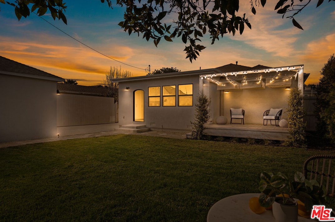 5742 Fallsgrove St, Los Angeles CA  90016-5029 exterior