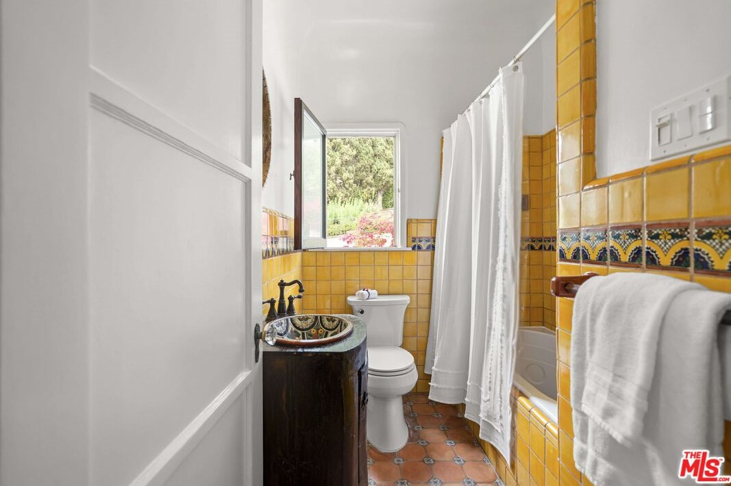 2162 Talmadge St, Los Angeles CA  90027-2921 exterior