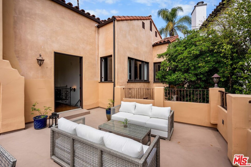 2162 Talmadge St, Los Angeles CA  90027-2921 exterior