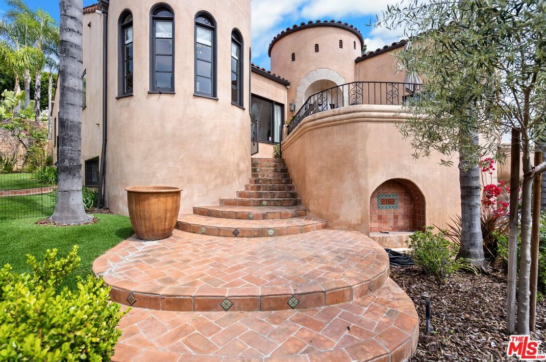 2162 Talmadge St, Los Angeles CA  90027-2921 exterior