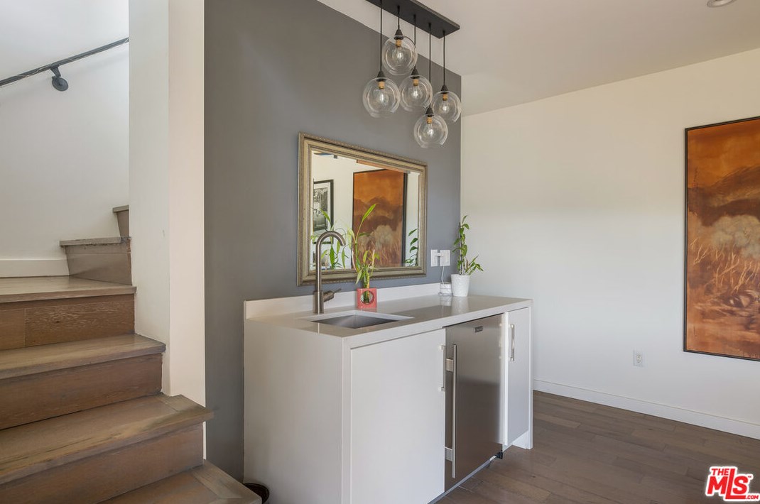 2507 Creston Dr, Los Angeles CA  90068-2205 exterior