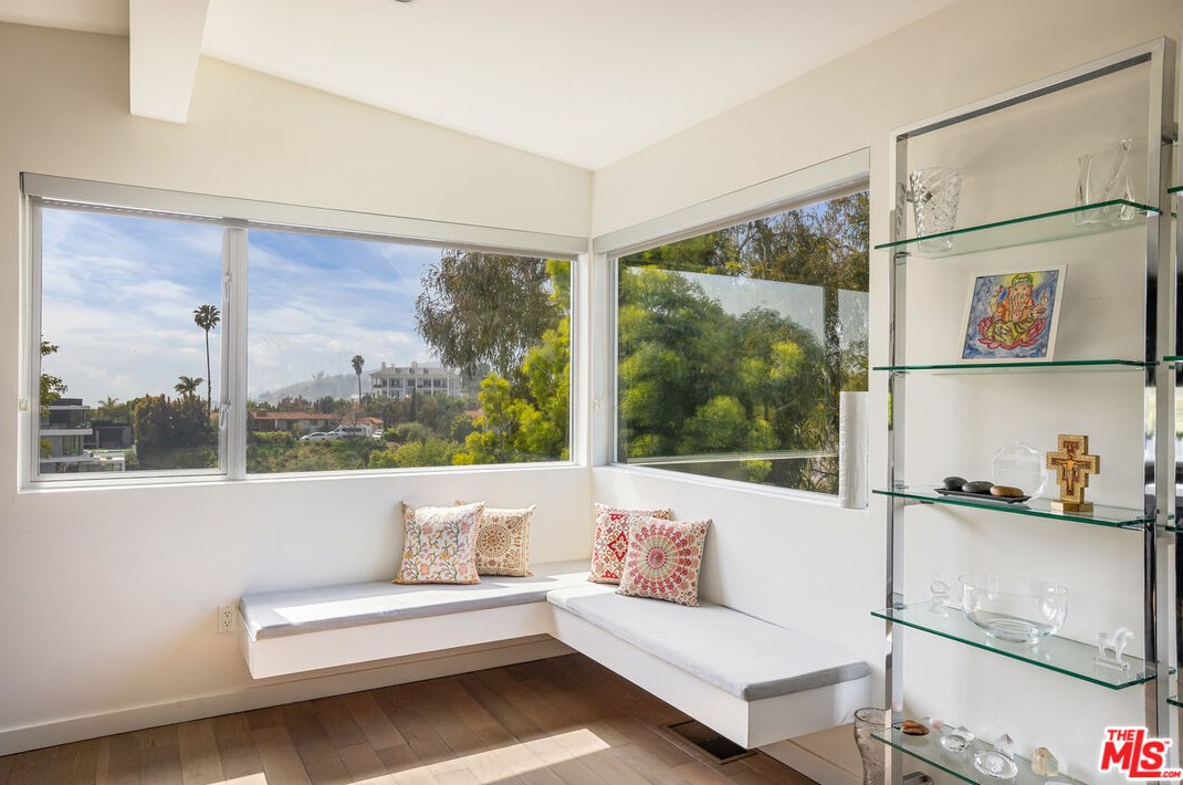 2507 Creston Dr, Los Angeles CA  90068-2205 exterior