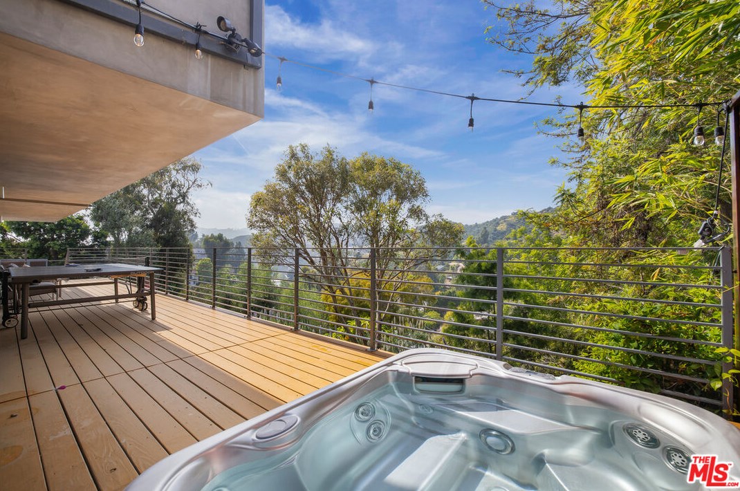 2507 Creston Dr, Los Angeles CA  90068-2205 exterior
