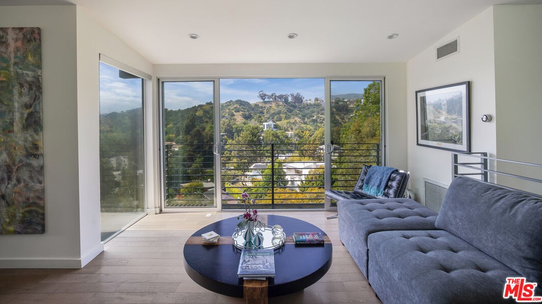 2507 Creston Dr, Los Angeles CA  90068-2205 exterior