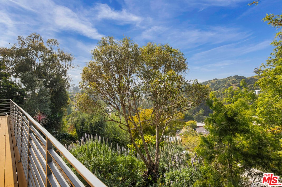 2507 Creston Dr, Los Angeles CA  90068-2205 exterior
