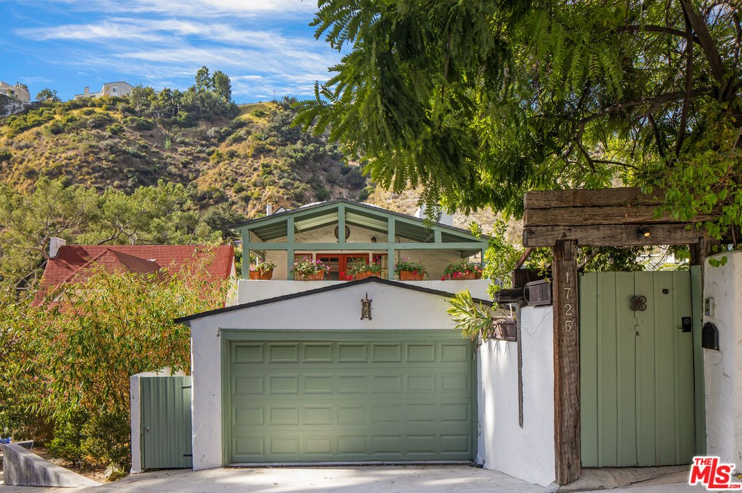 1725 Mount Olympus Dr, Los Angeles CA  90046-2034 exterior