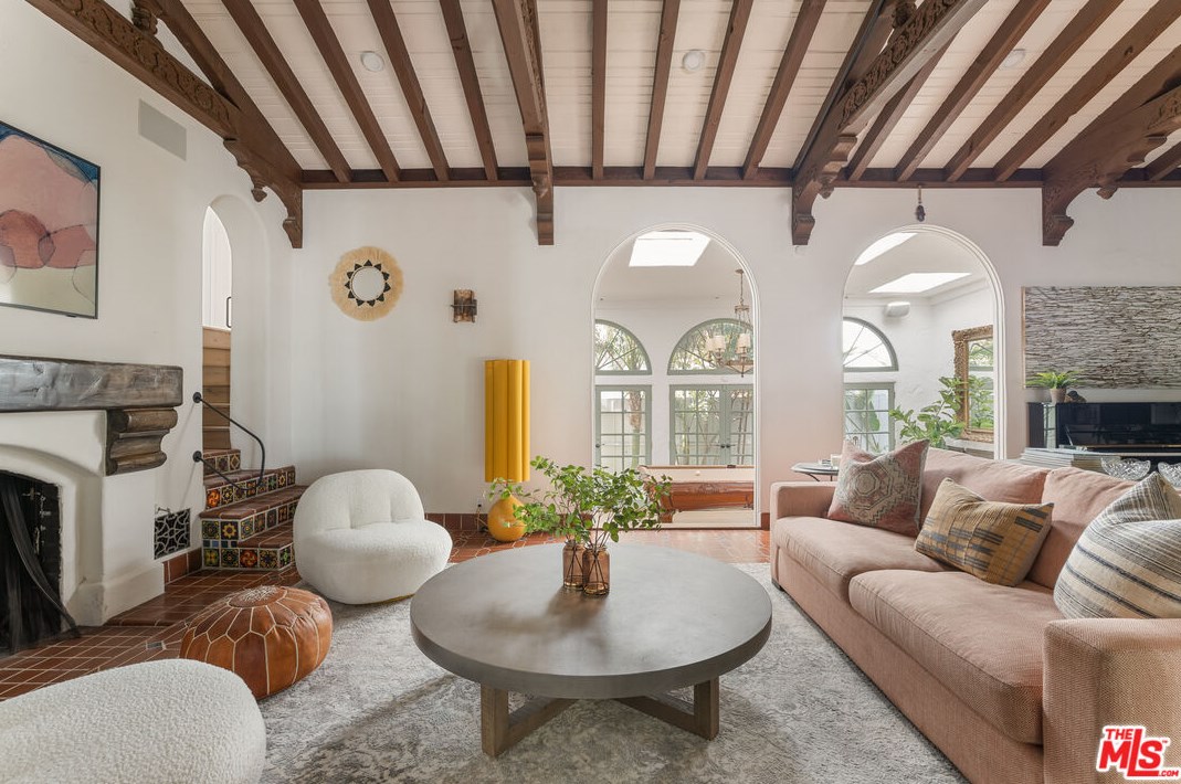 1725 Mount Olympus Dr, Los Angeles CA  90046-2034 exterior
