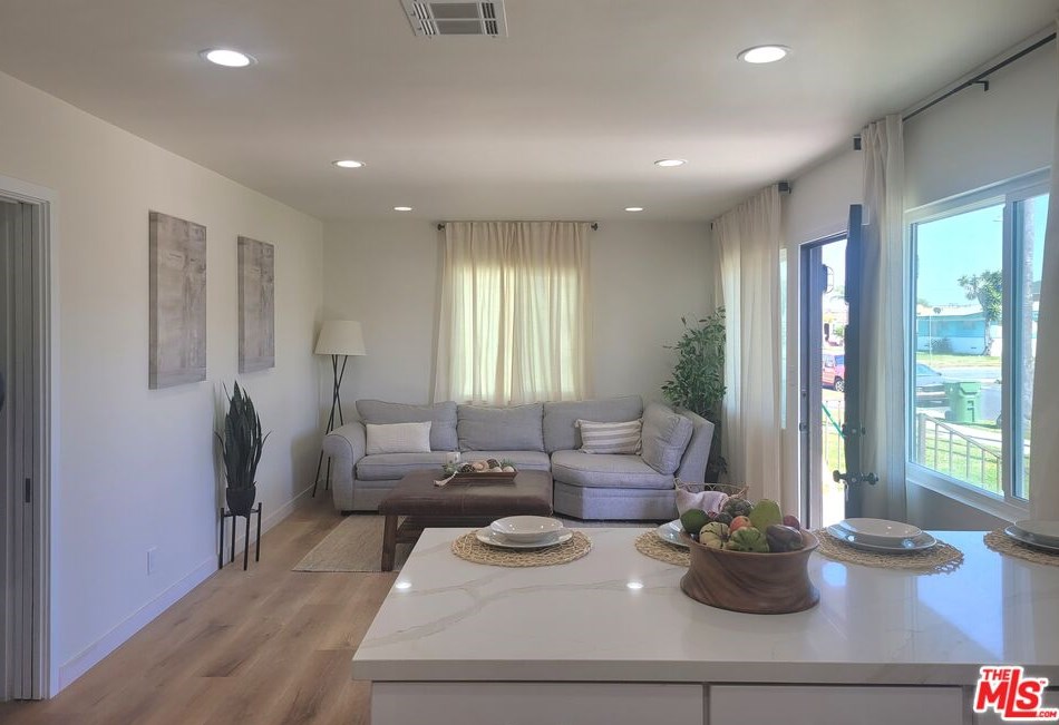 1713 82nd St, Los Angeles CA  90001-4003 exterior