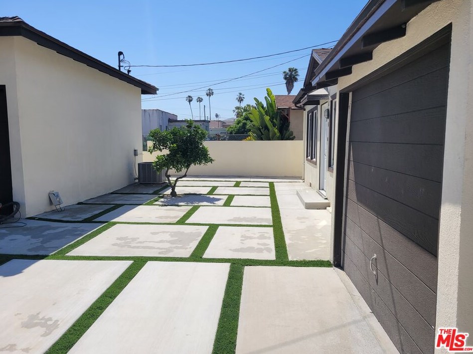 1713 82nd St, Los Angeles CA  90001-4003 exterior