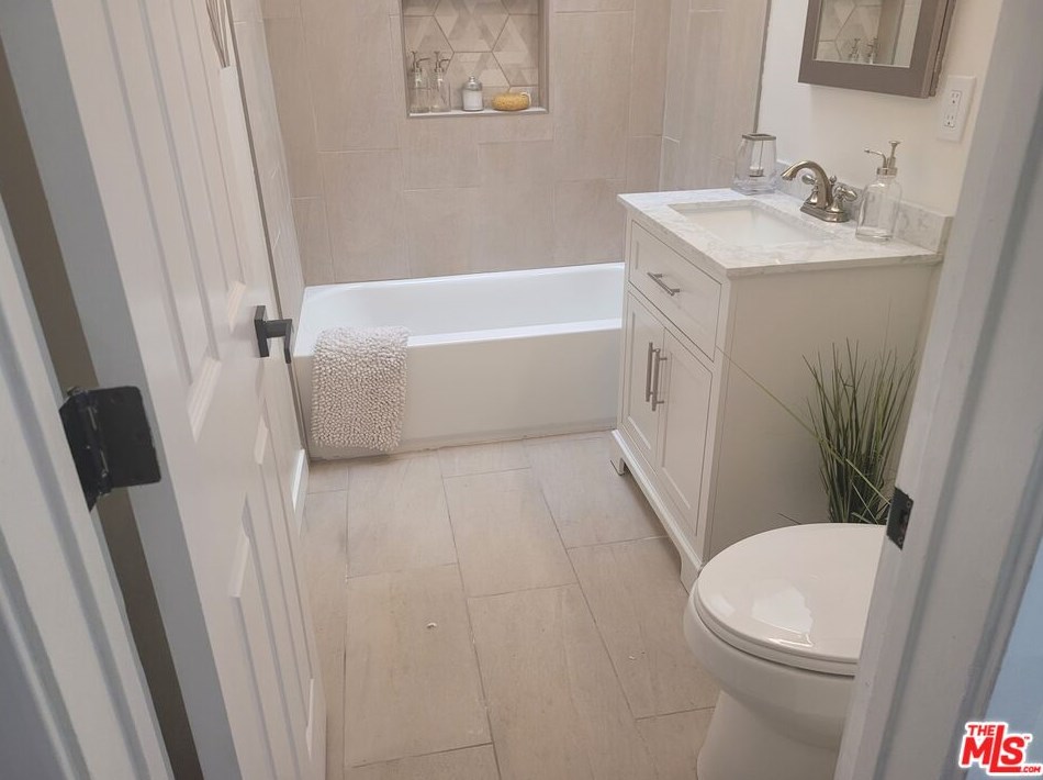 1713 82nd St, Los Angeles CA  90001-4003 exterior