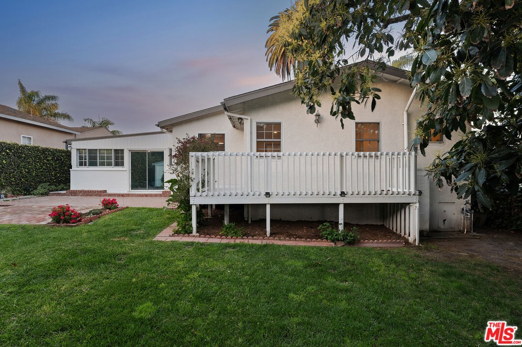 8837 De Haviland Ave, Los Angeles CA  90045-4116 exterior